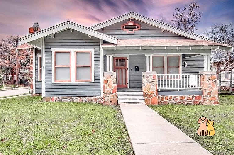 23 Precious Cute Dog Houses That Are Too Cute to Handle 11 The Craftsman Bungalow