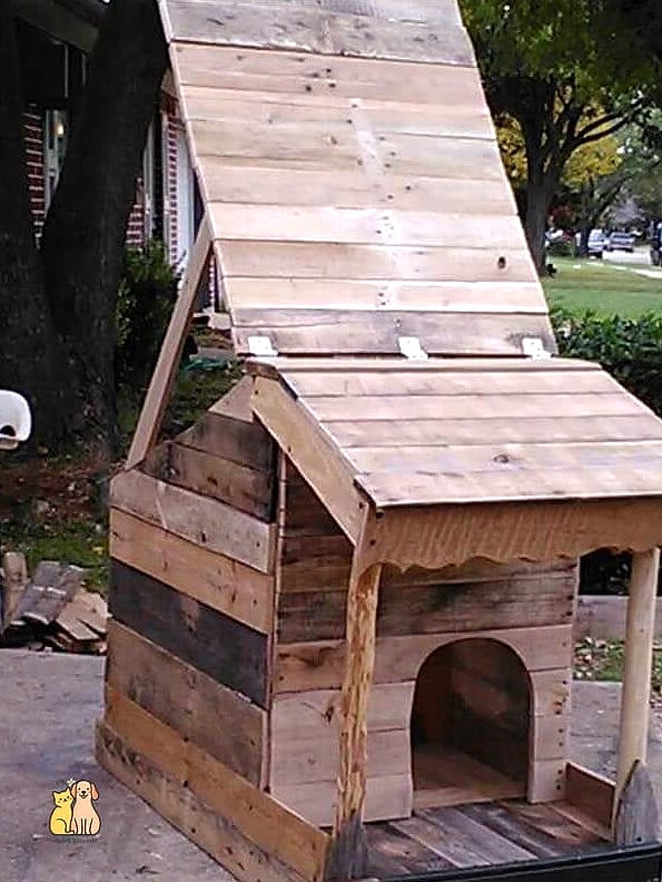 The Pallet Dog House with a Removable Roof