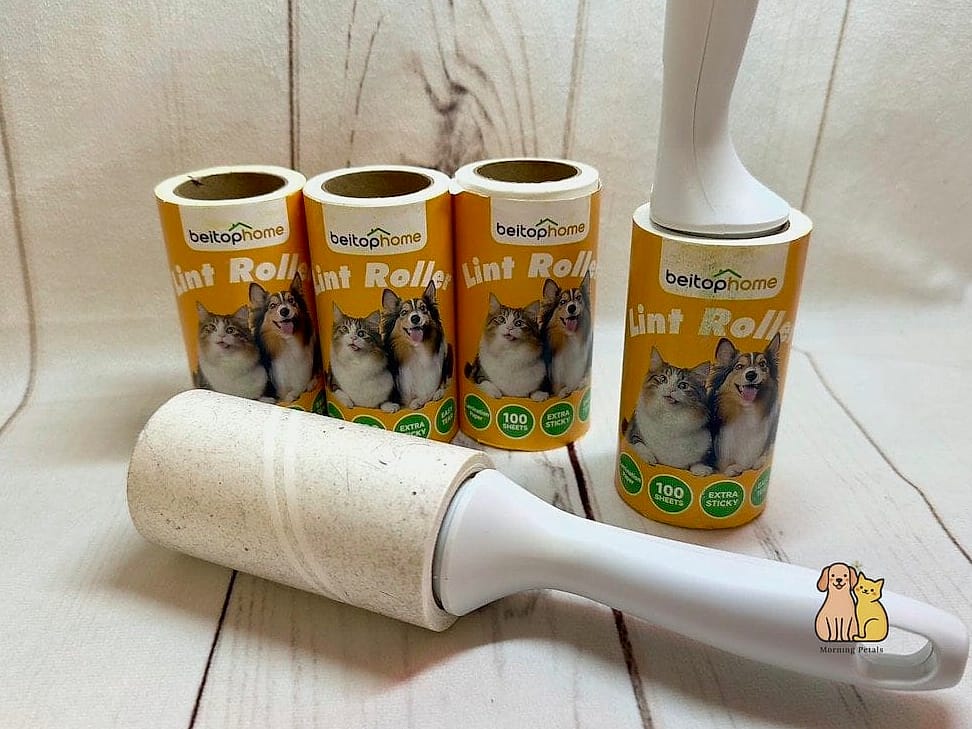 25 Amazing Lint Rollers For Pet Hair That Will Restore Your Faith in the World 5 The Travel-Size Roller