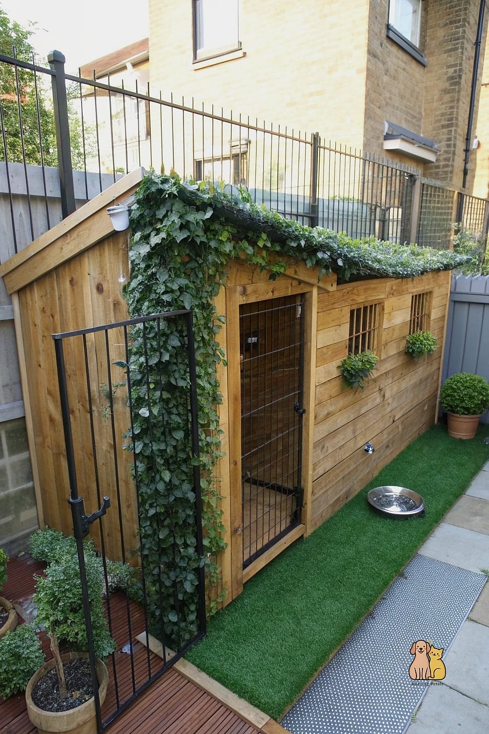 The Vertical Garden Privacy Kennel